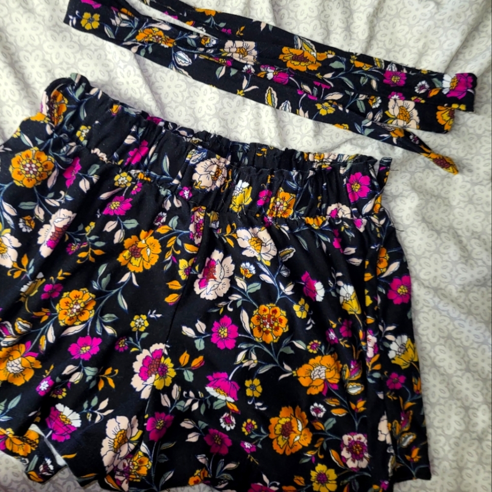 Womens No comment flowy floral shorts